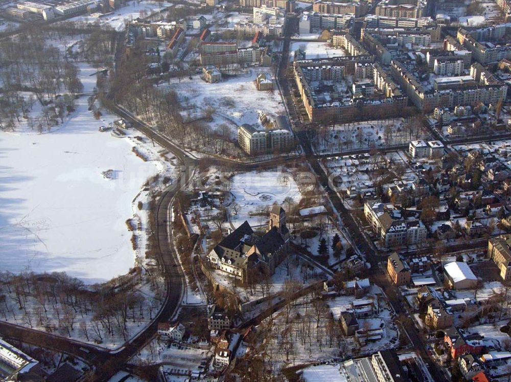 Chemnitz / Sachsen von oben - Blick auf den schneebedeckten See des Wohnparks am Schloßteich in Chemnitz