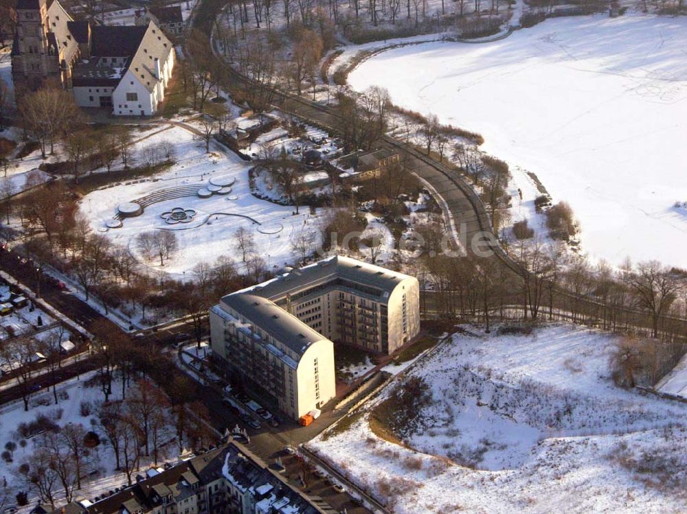 Luftaufnahme Chemnitz / Sachsen - Blick auf den schneebedeckten See des Wohnparks am Schloßteich in Chemnitz