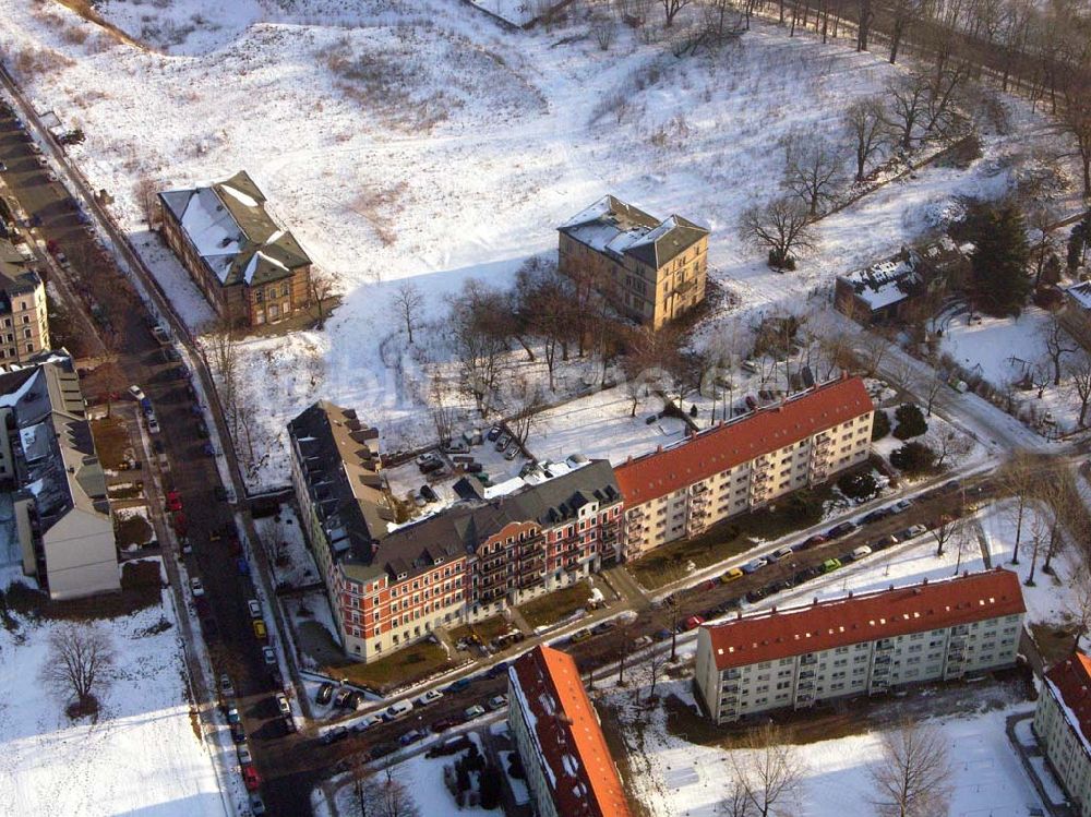 Chemnitz / Sachsen von oben - Blick auf den schneebedeckten See des Wohnparks am Schloßteich in Chemnitz