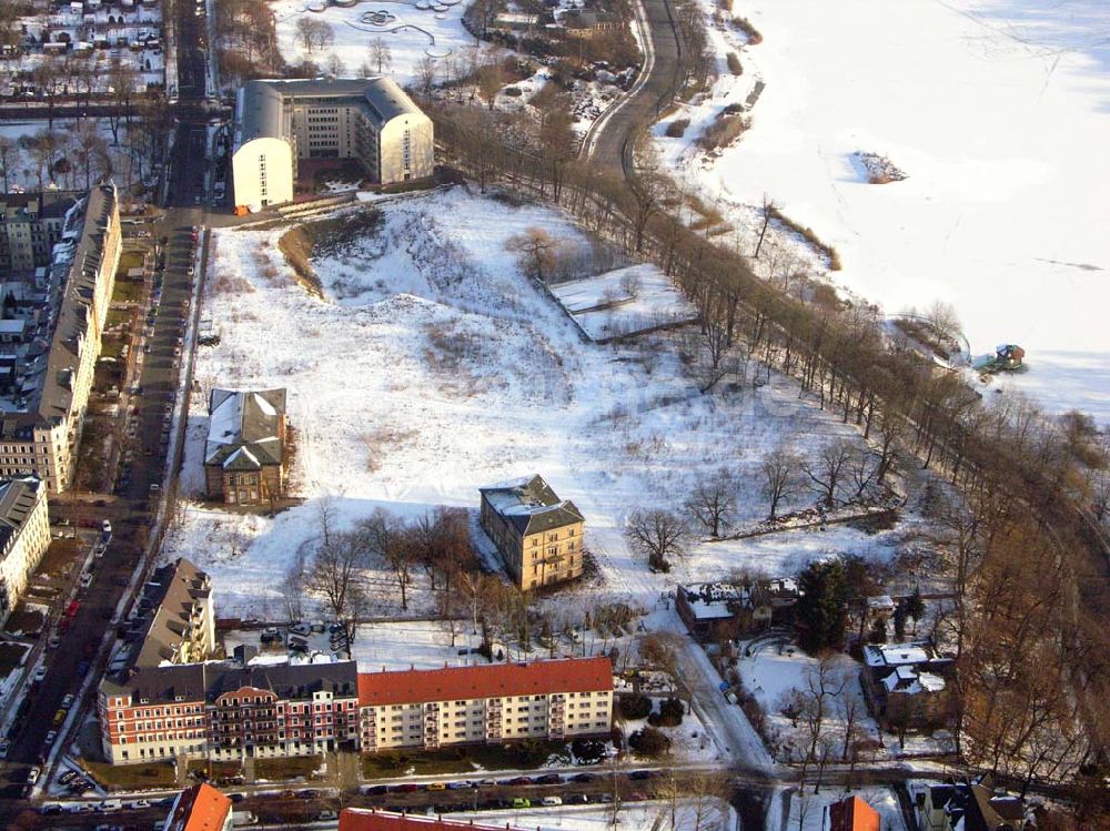 Chemnitz / Sachsen aus der Vogelperspektive: Blick auf den schneebedeckten See des Wohnparks am Schloßteich in Chemnitz