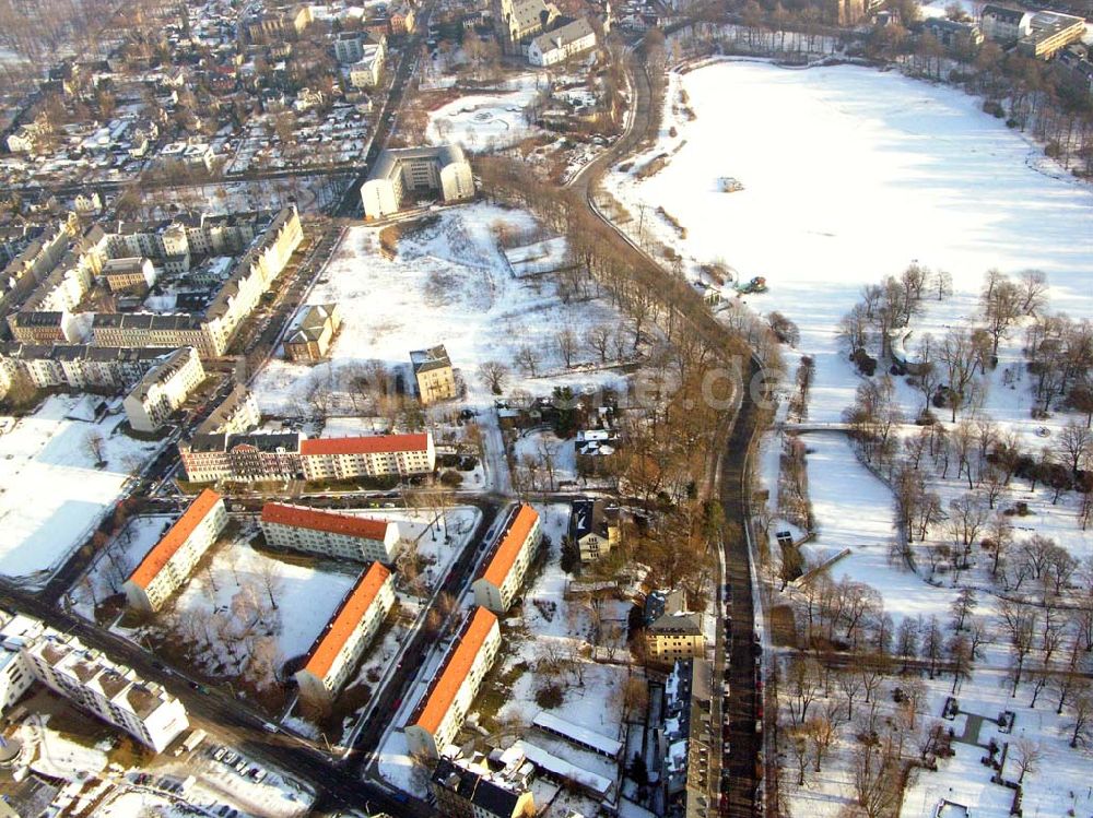 Luftbild Chemnitz / Sachsen - Blick auf den schneebedeckten See des Wohnparks am Schloßteich in Chemnitz