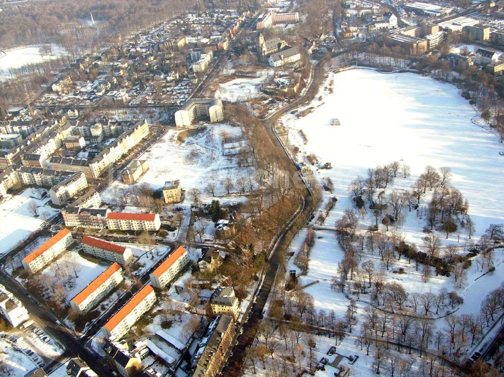 Luftaufnahme Chemnitz / Sachsen - Blick auf den schneebedeckten See des Wohnparks am Schloßteich in Chemnitz