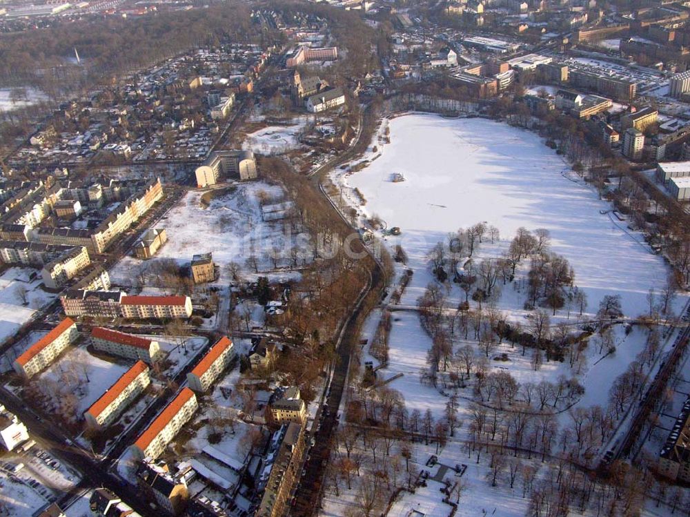 Luftbild Chemnitz / Sachsen - Blick auf den schneebedeckten See des Wohnparks am Schloßteich in Chemnitz