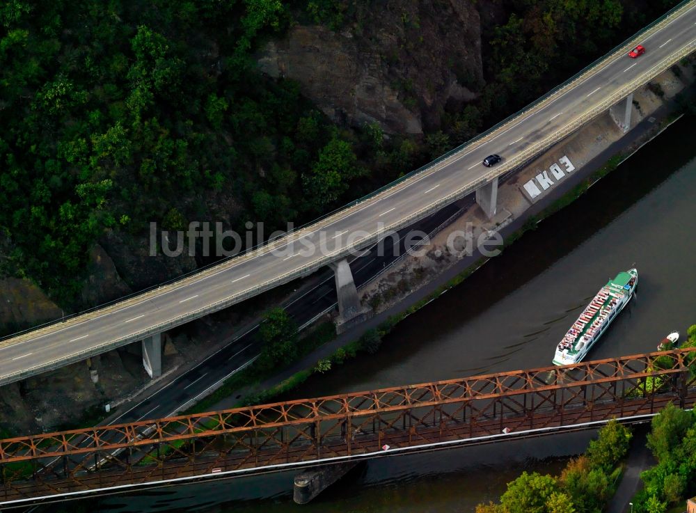 Lahnstein von oben - Blick auf die Schnellstraße 260 und die Eisenbahnbrücke in Lahnstein im Bundesland Rheinland-Pfalz