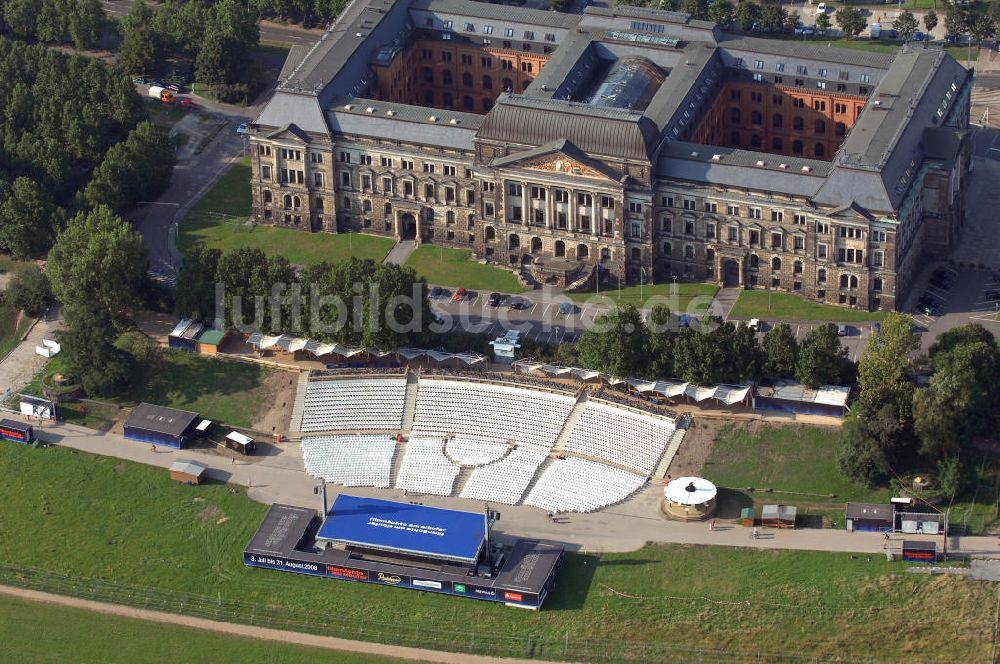 Dresden von oben - Blick auf das Sächsische Staatsministerium der Finanzen und die Filmnächte am Elbufer