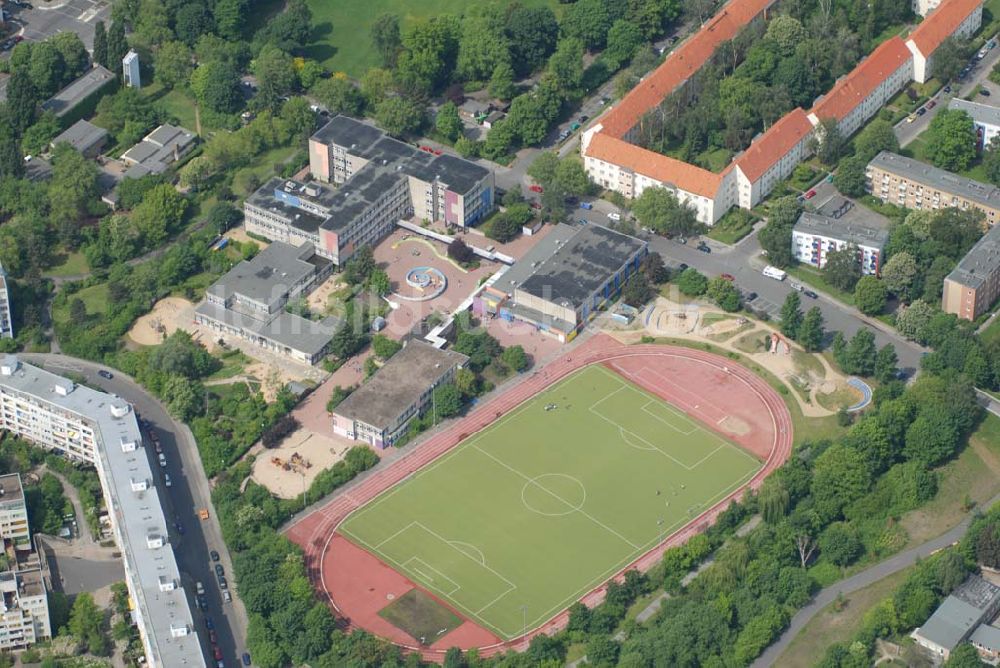 Berlin aus der Vogelperspektive: Blick auf eine Schule in Neukölln