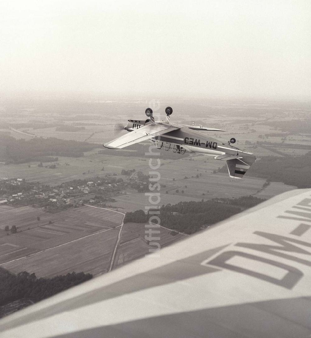 Luftbild Neuhausen - Blick auf ein Schulflugzeug Z226 über dem Flugplatz Neuhausen