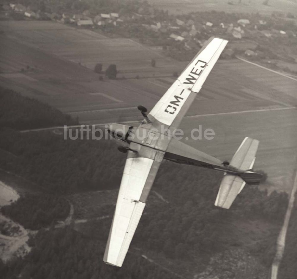 Neuhausen aus der Vogelperspektive: Blick auf ein Schulflugzeug Z226 über dem Flugplatz Neuhausen