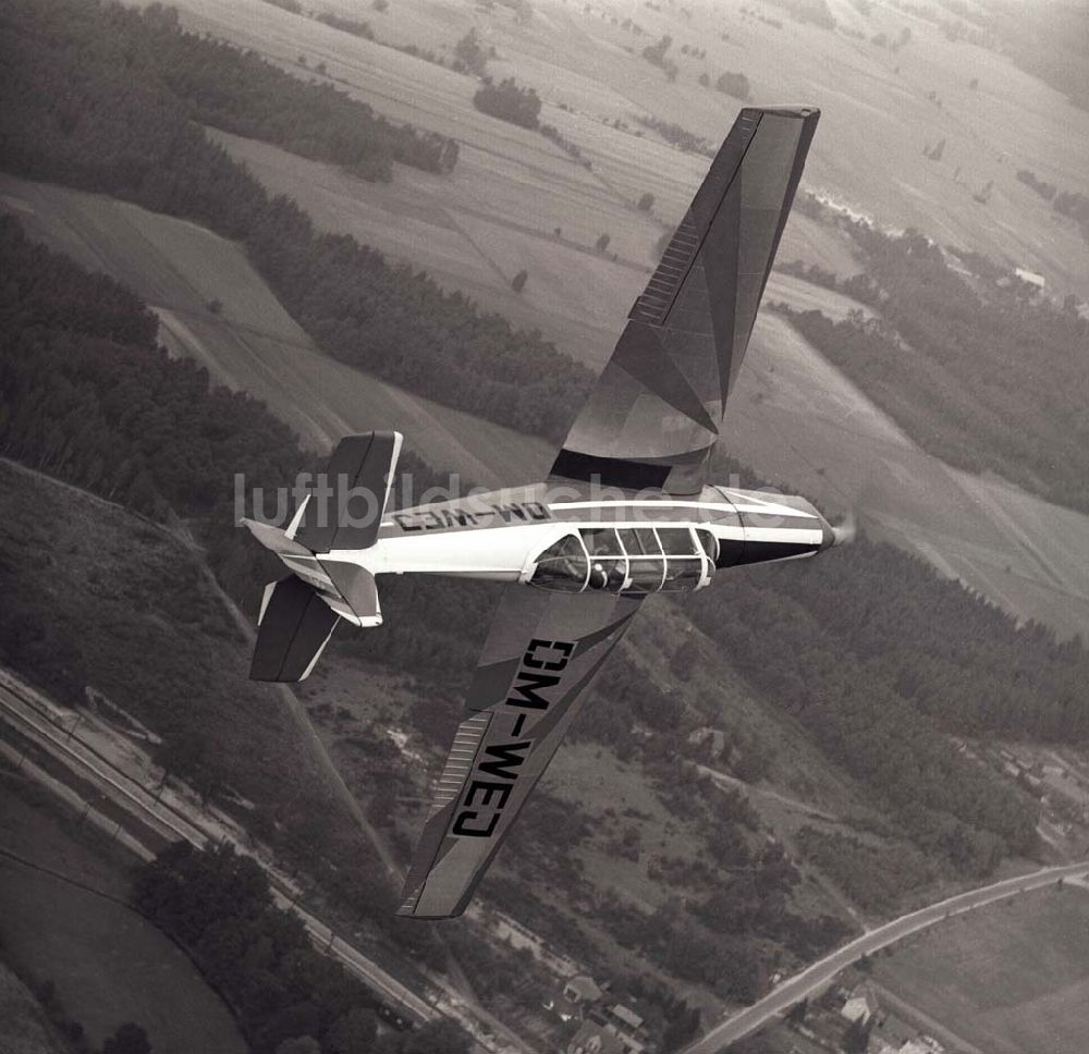 Luftaufnahme Neuhausen - Blick auf ein Schulflugzeug Z226 über dem Flugplatz Neuhausen