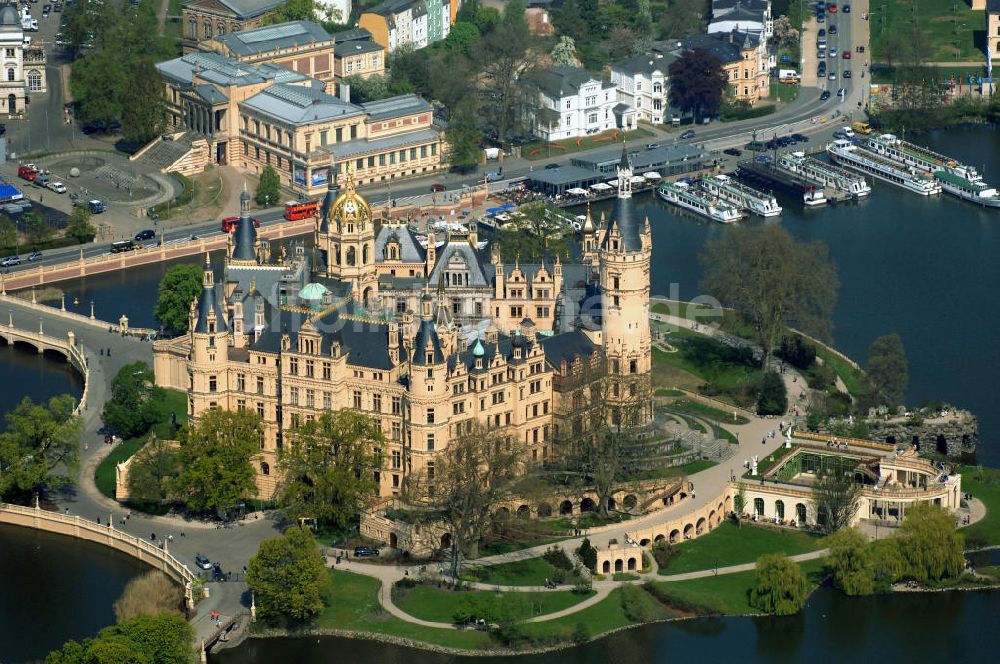 Luftbild SCHWERIN - Blick auf das Schweriner Schloss, es liegt auf der Schlossinsel im Stadtzentrum von Schwerin.