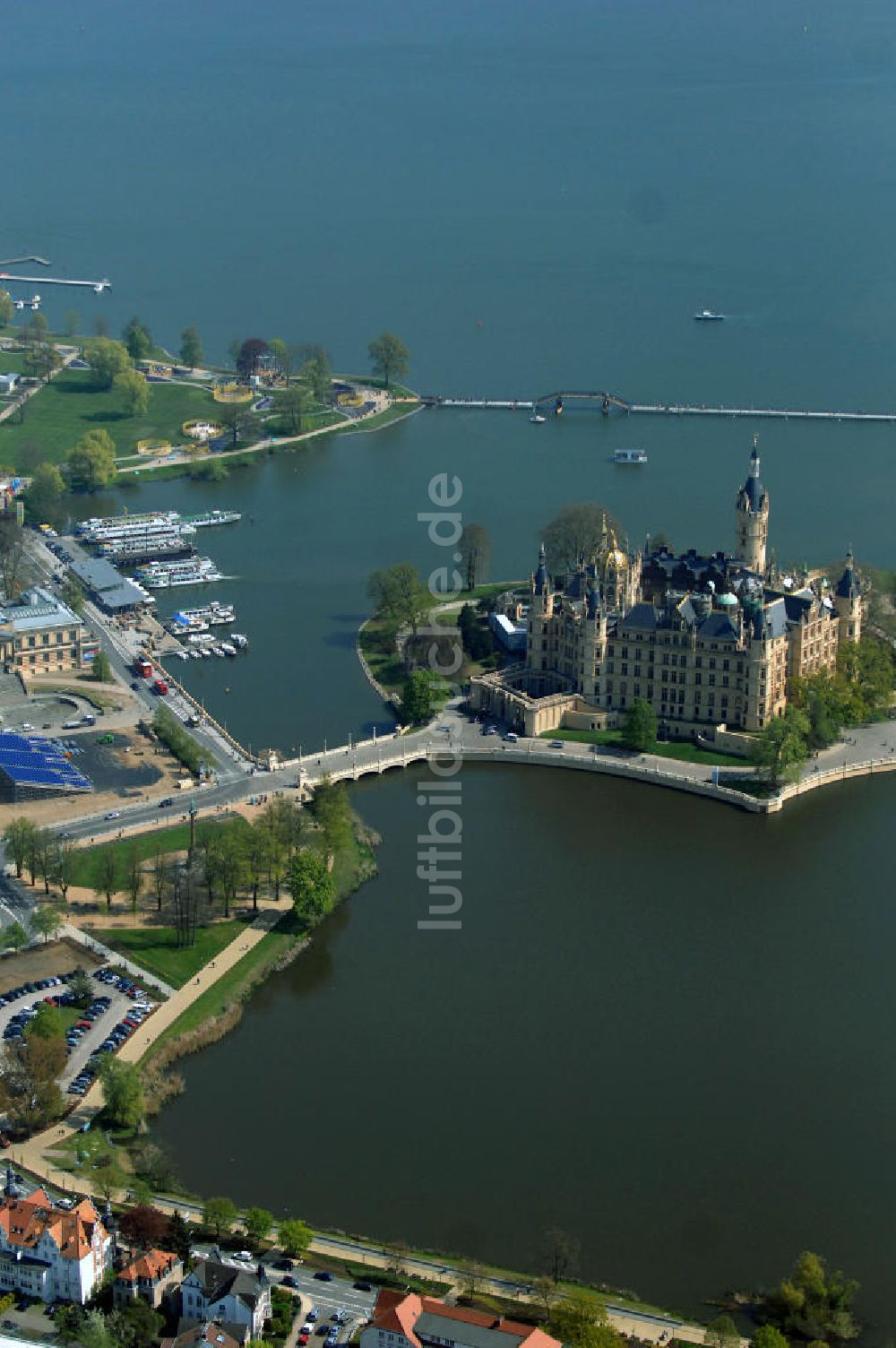 Luftaufnahme SCHWERIN - Blick auf das Schweriner Schloss, es liegt auf der Schlossinsel im Stadtzentrum von Schwerin.