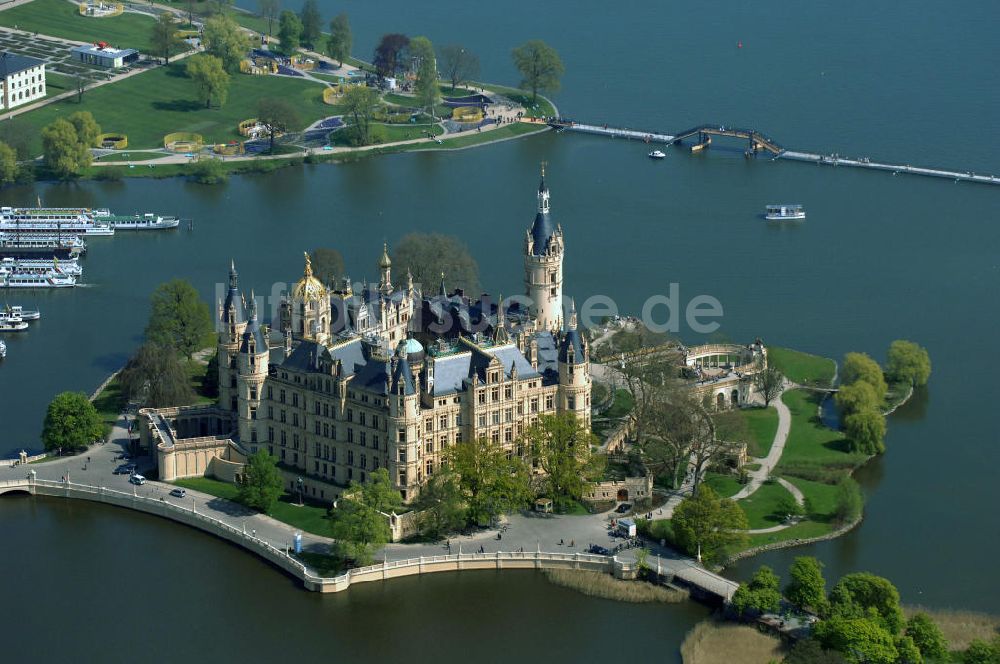 SCHWERIN von oben - Blick auf das Schweriner Schloss, es liegt auf der Schlossinsel im Stadtzentrum von Schwerin.