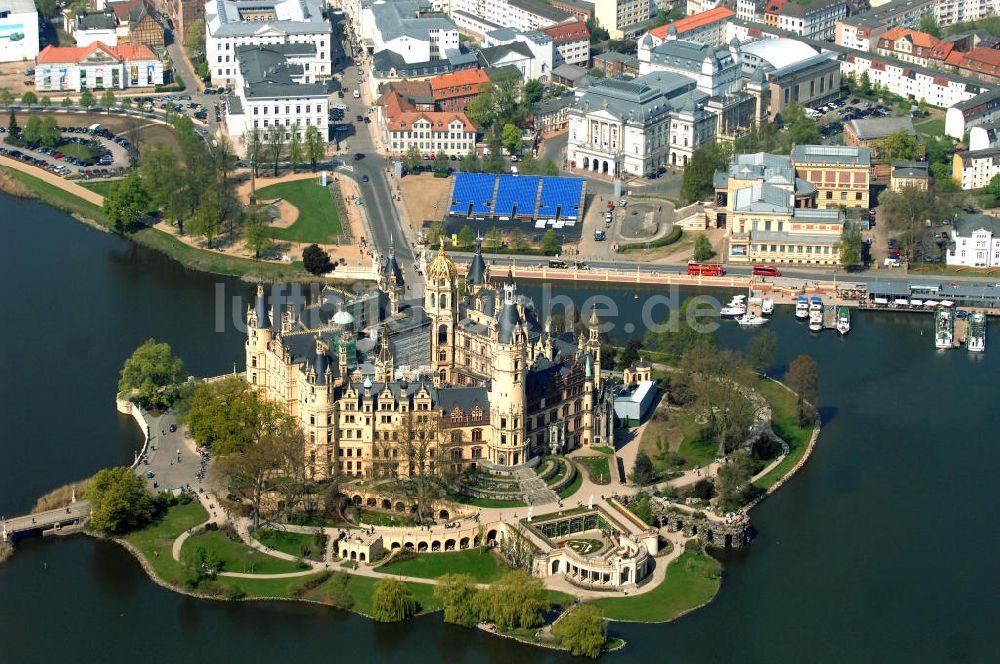 SCHWERIN aus der Vogelperspektive: Blick auf das Schweriner Schloss, es liegt auf der Schlossinsel im Stadtzentrum von Schwerin.