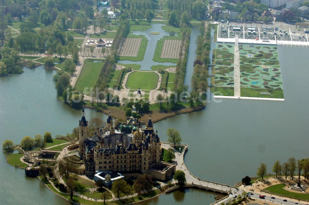 Luftbild SCHWERIN - Blick auf das Schweriner Schloss, es liegt auf der Schlossinsel im Stadtzentrum von Schwerin.