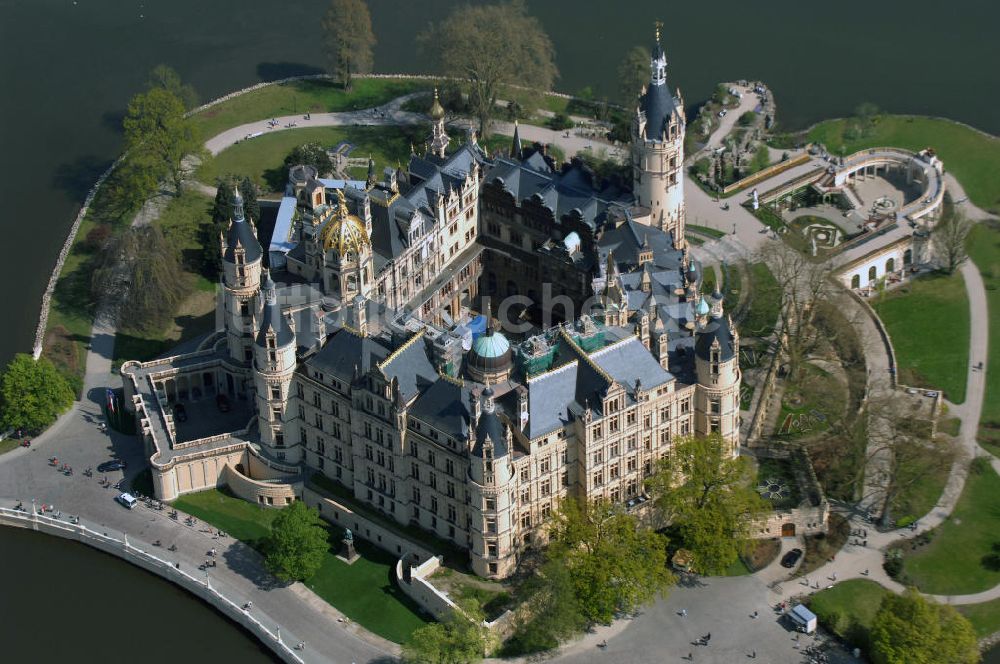 Luftaufnahme SCHWERIN - Blick auf das Schweriner Schloss, es liegt auf der Schlossinsel im Stadtzentrum von Schwerin.