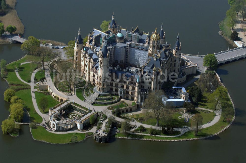 SCHWERIN von oben - Blick auf das Schweriner Schloss, es liegt auf der Schlossinsel im Stadtzentrum von Schwerin.