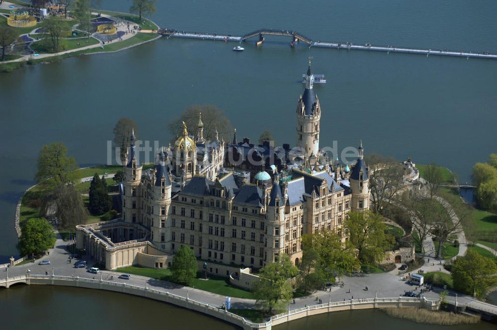 SCHWERIN aus der Vogelperspektive: Blick auf das Schweriner Schloss, es liegt auf der Schlossinsel im Stadtzentrum von Schwerin.