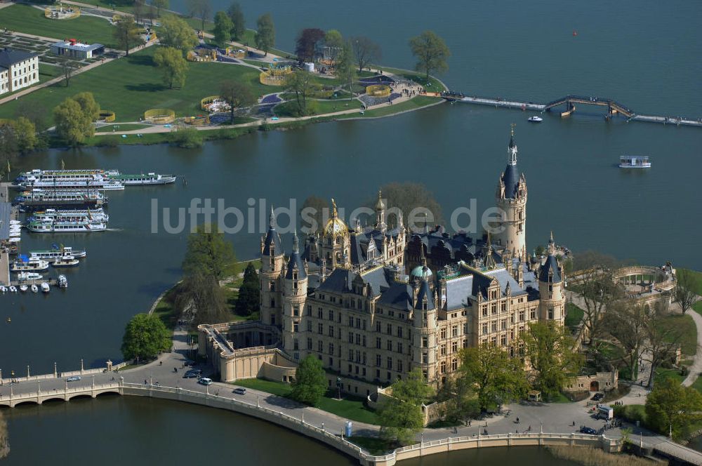 Luftbild SCHWERIN - Blick auf das Schweriner Schloss, es liegt auf der Schlossinsel im Stadtzentrum von Schwerin.