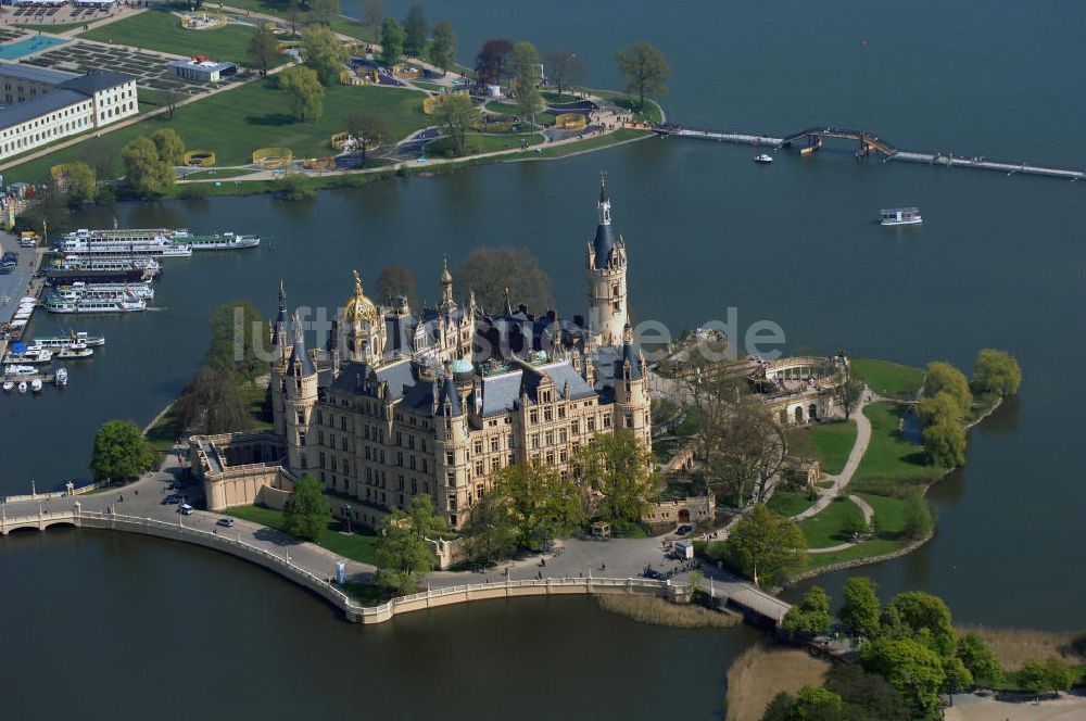 Luftaufnahme SCHWERIN - Blick auf das Schweriner Schloss, es liegt auf der Schlossinsel im Stadtzentrum von Schwerin.