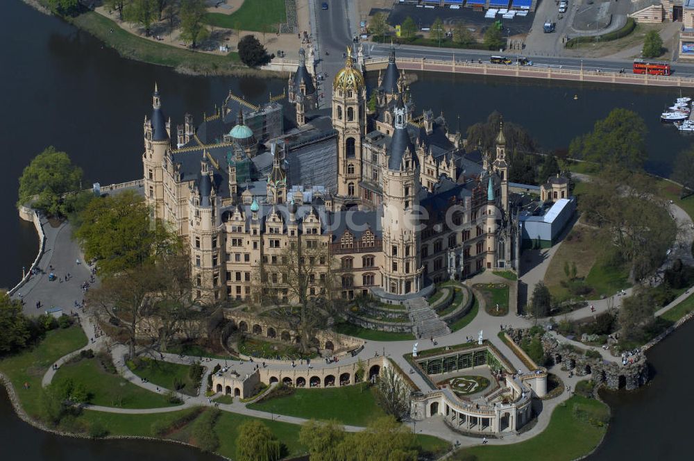 SCHWERIN von oben - Blick auf das Schweriner Schloss, es liegt auf der Schlossinsel im Stadtzentrum von Schwerin.