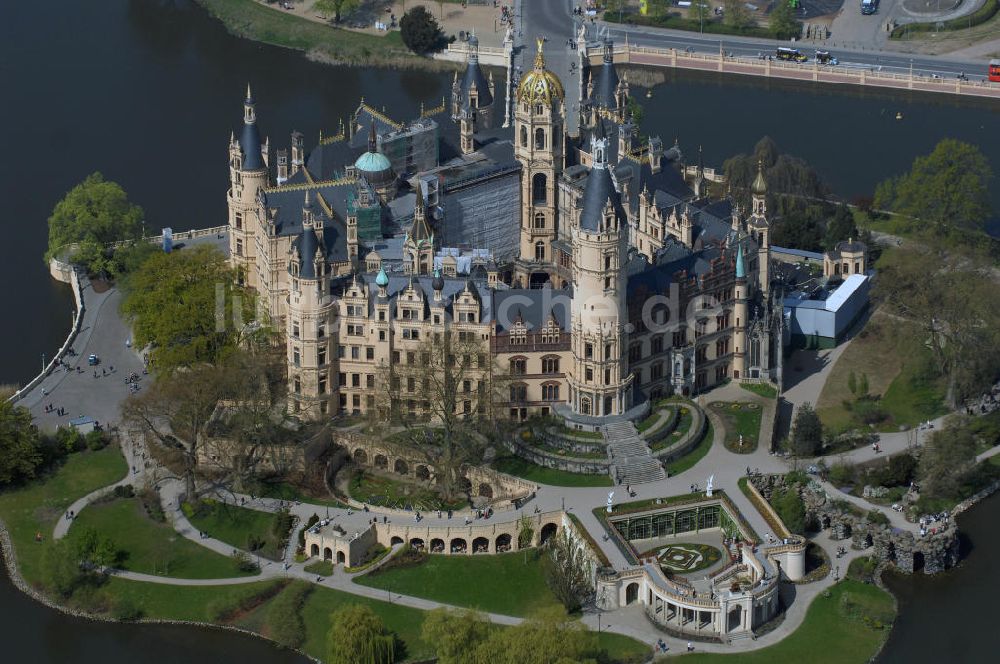 SCHWERIN aus der Vogelperspektive: Blick auf das Schweriner Schloss, es liegt auf der Schlossinsel im Stadtzentrum von Schwerin.