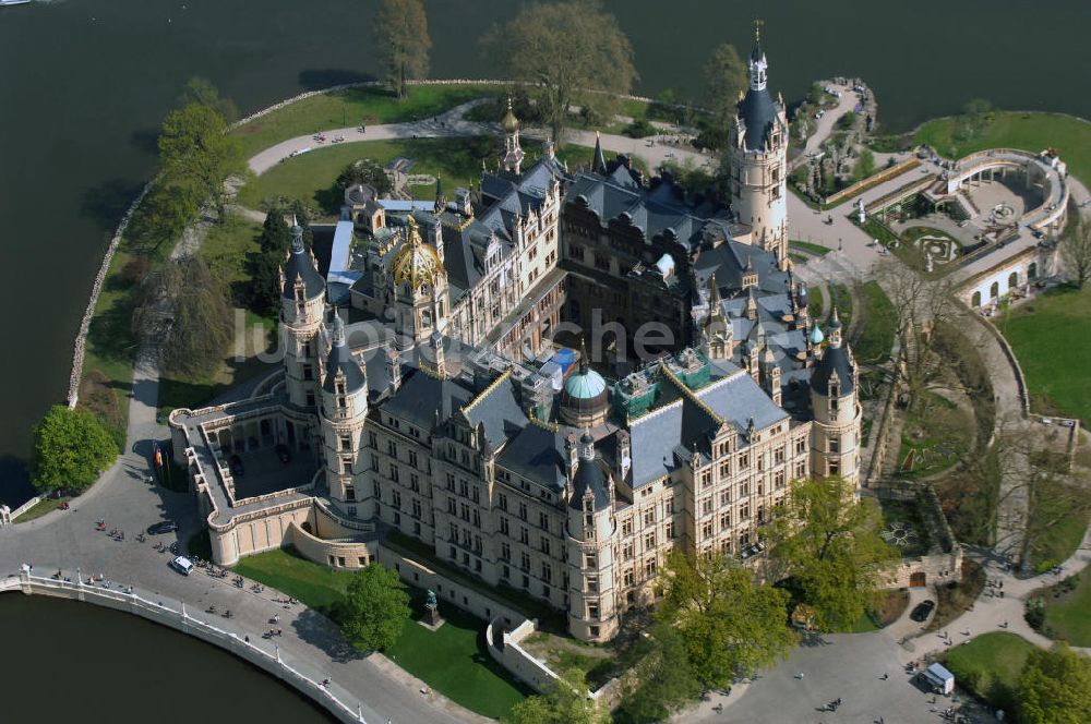 Luftbild SCHWERIN - Blick auf das Schweriner Schloss, es liegt auf der Schlossinsel im Stadtzentrum von Schwerin.