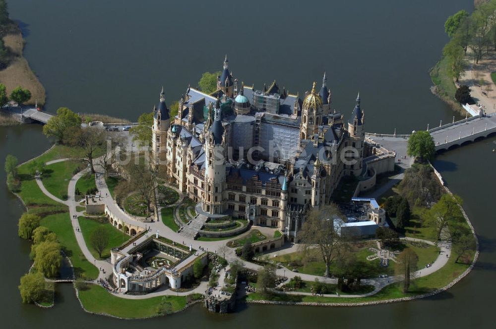 Luftaufnahme SCHWERIN - Blick auf das Schweriner Schloss, es liegt auf der Schlossinsel im Stadtzentrum von Schwerin.