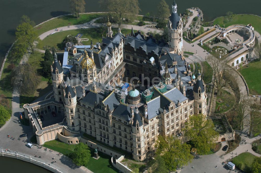 SCHWERIN von oben - Blick auf das Schweriner Schloss, es liegt auf der Schlossinsel im Stadtzentrum von Schwerin.