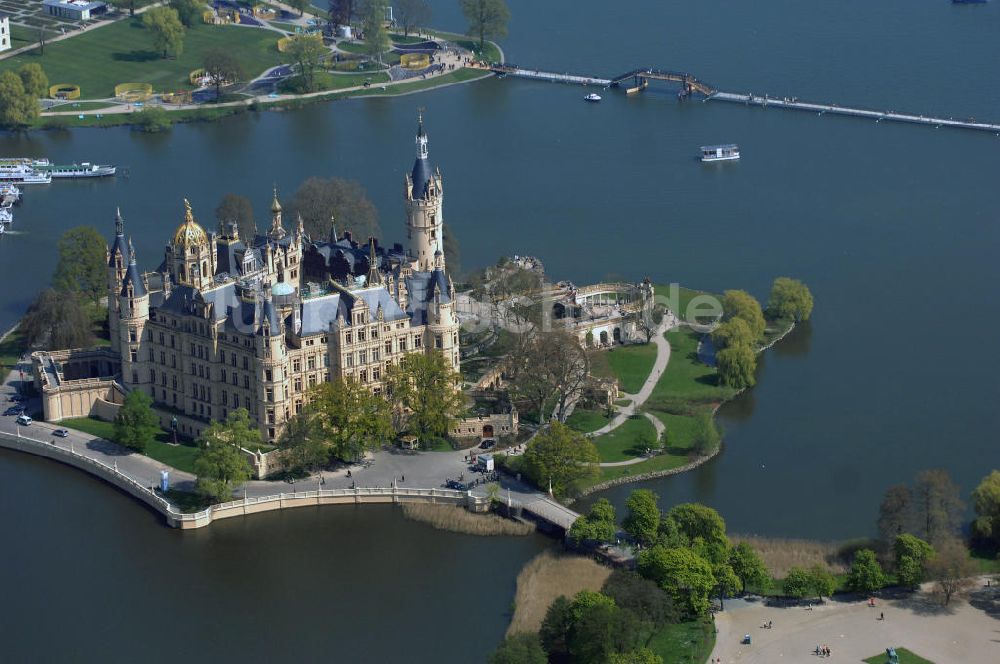 SCHWERIN aus der Vogelperspektive: Blick auf das Schweriner Schloss, es liegt auf der Schlossinsel im Stadtzentrum von Schwerin.