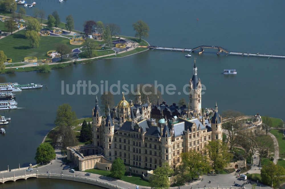 Luftbild SCHWERIN - Blick auf das Schweriner Schloss, es liegt auf der Schlossinsel im Stadtzentrum von Schwerin.