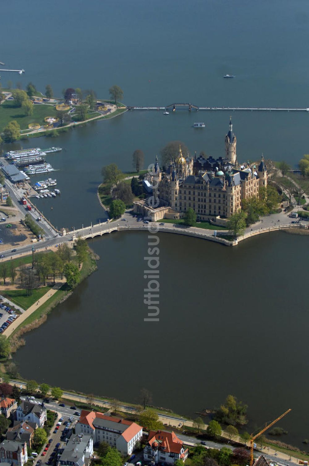 Luftaufnahme SCHWERIN - Blick auf das Schweriner Schloss, es liegt auf der Schlossinsel im Stadtzentrum von Schwerin.