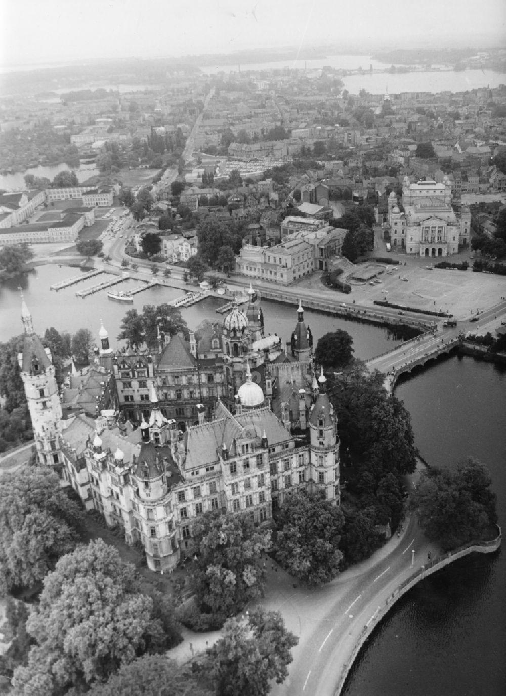 Luftbild Schwerin - Blick auf das Schweriner Schloß, dem Sitz des Landtages in der Landeshauptstadt von Mecklenburg-Vorpommern in Schwerin im Bundesland Mecklenburg-Vorpommern