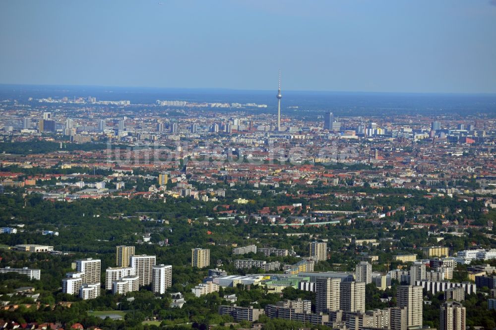 Berlin von oben - Blick vom südlichen Stadtrand über die Gropiusstadt in Richtung Stadtmitte von Berlin