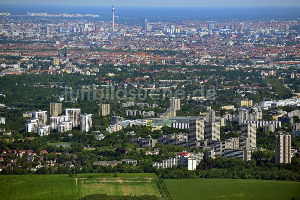 Berlin aus der Vogelperspektive: Blick vom südlichen Stadtrand über die Gropiusstadt in Richtung Stadtmitte von Berlin