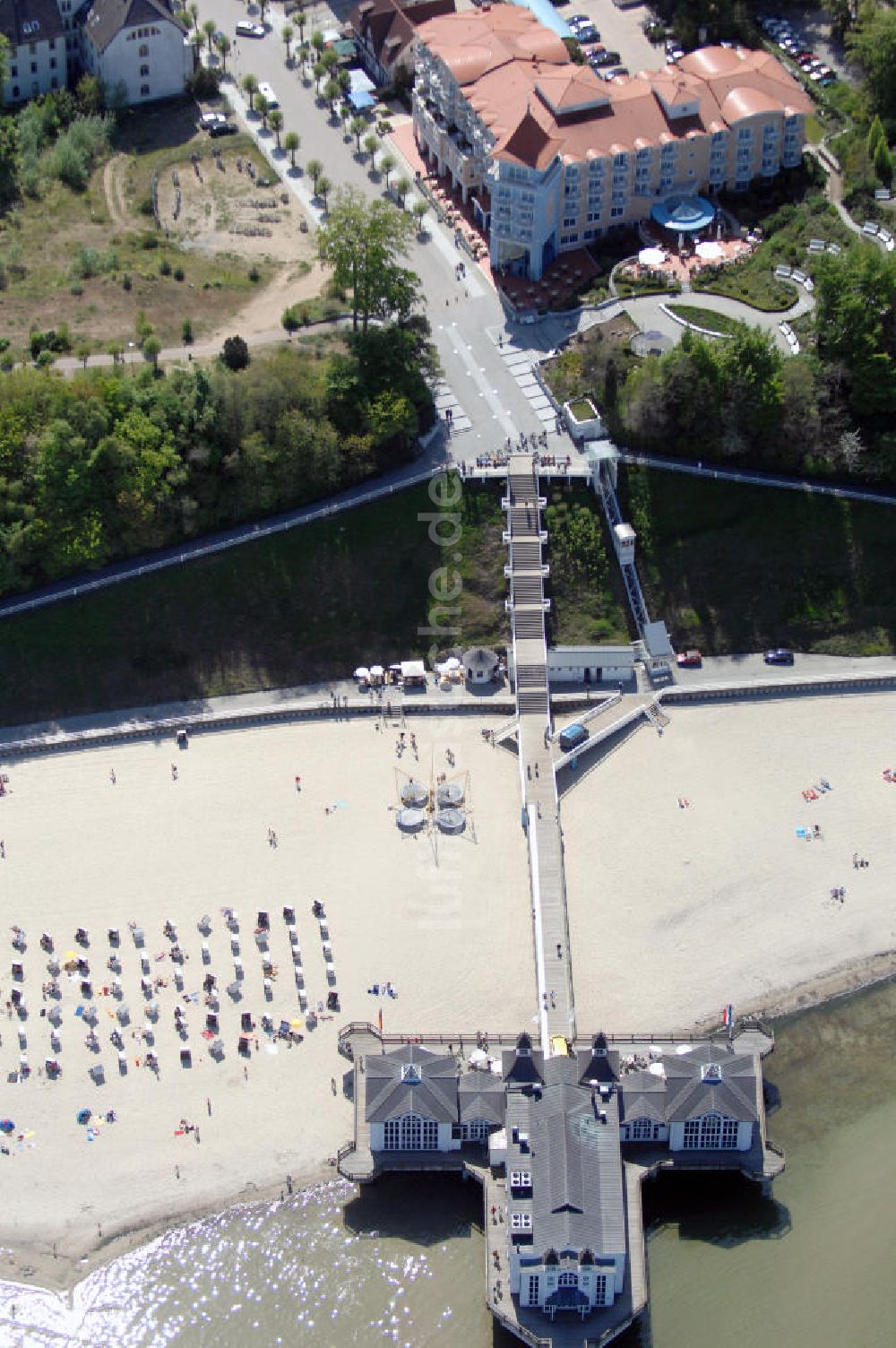 Luftbild Ostseebad Sellin - Blick auf die Seebrücke Sellin und das Hotel Travel Charme Kurhaus Sellin auf Rügen