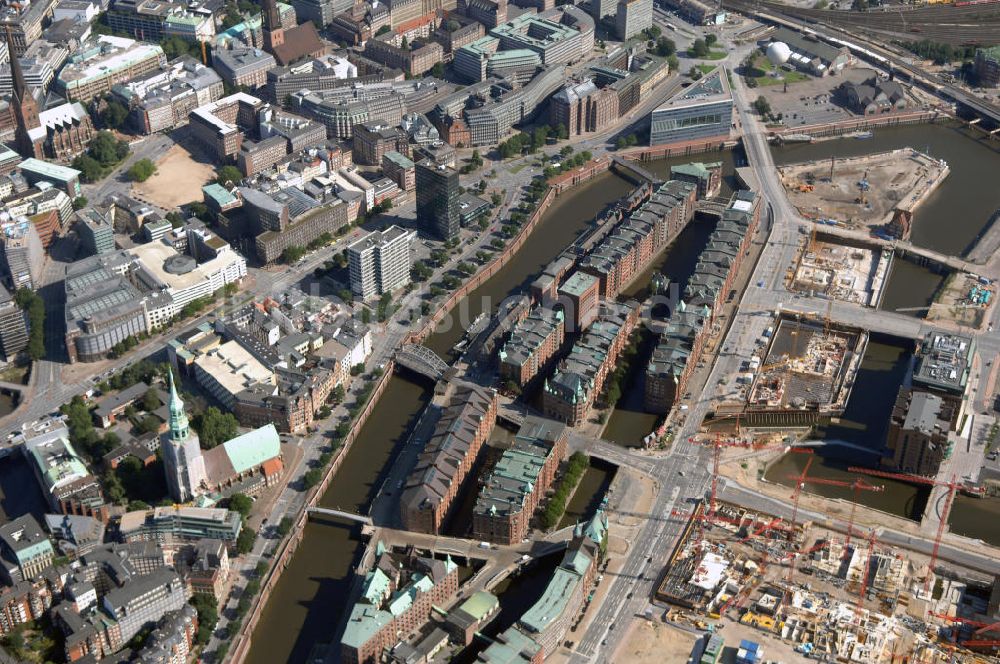 Hamburg von oben - Blick auf die seit 1991 unter Denkmalschutz stehende Speicherstadt im Hamburger Hafen