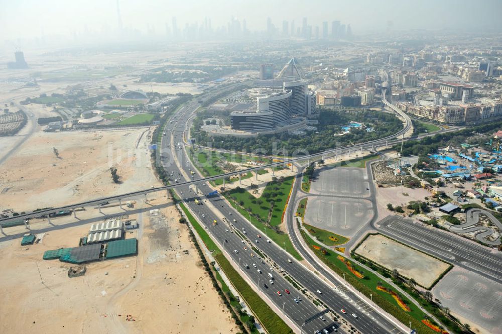 Dubai aus der Vogelperspektive: Blick auf die Sheikh Rashid Road in Dubai