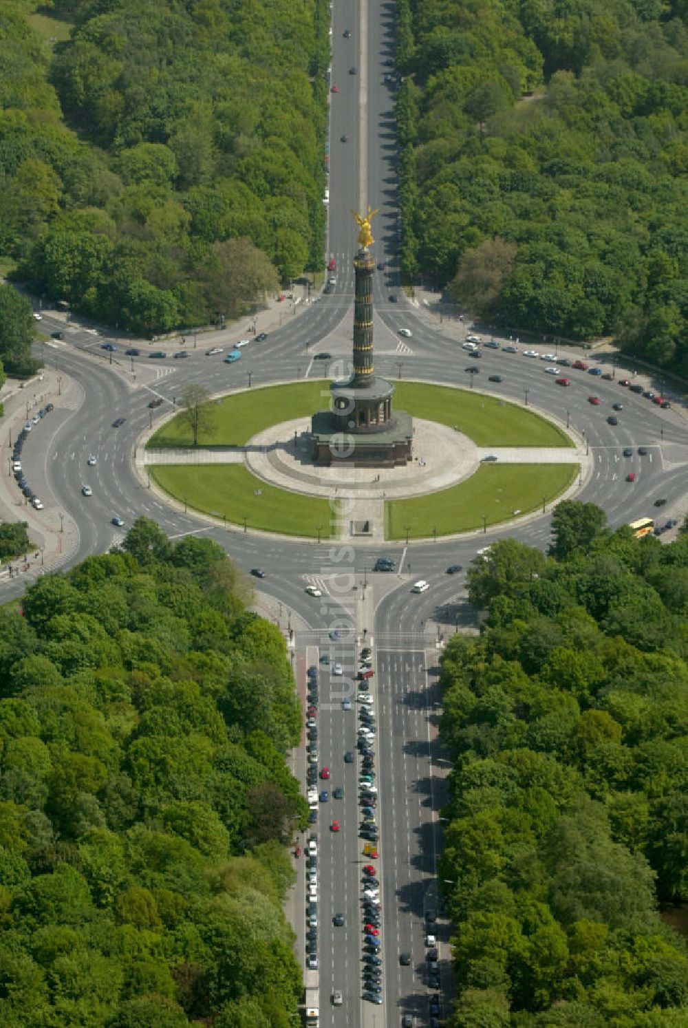 Luftaufnahme Berlin - Blick auf die Siegessaeule die im Zentrum des Grossen Stern liegt in Berlin