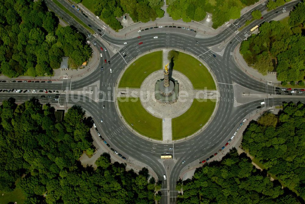 Berlin von oben - Blick auf die Siegessaeule die im Zentrum des Grossen Stern liegt in Berlin