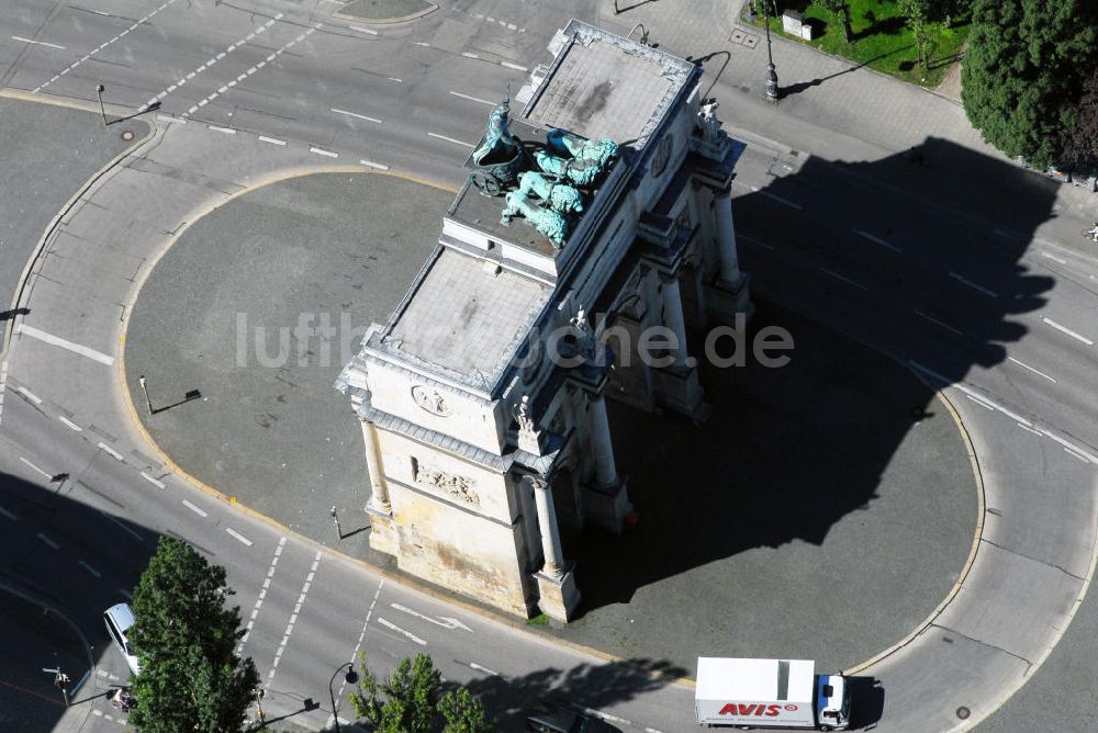 Luftaufnahme München - Blick auf das Siegestor in München