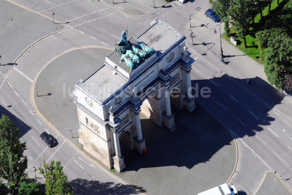 München von oben - Blick auf das Siegestor in München