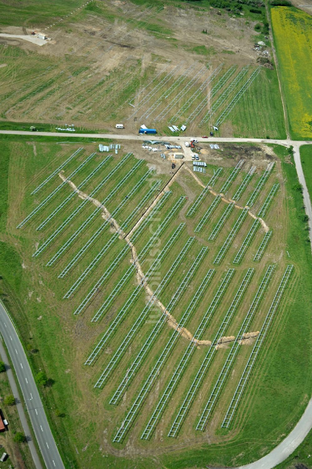 Luftbild OEBISFELDE CALVOERDE - Blick auf Solaranlagen- Montagearbeiten am nordwestlichen Stadtrand von Oebisfelde in Sachsen-Anhalt