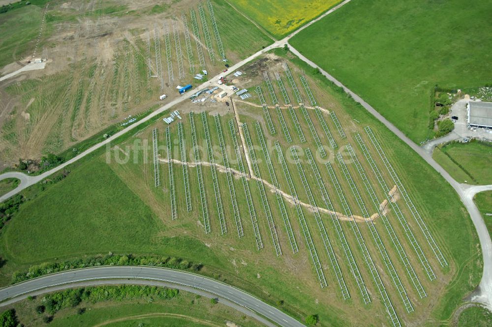 Luftaufnahme OEBISFELDE CALVOERDE - Blick auf Solaranlagen- Montagearbeiten am nordwestlichen Stadtrand von Oebisfelde in Sachsen-Anhalt