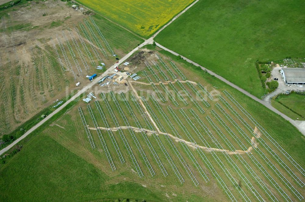 OEBISFELDE CALVOERDE von oben - Blick auf Solaranlagen- Montagearbeiten am nordwestlichen Stadtrand von Oebisfelde in Sachsen-Anhalt