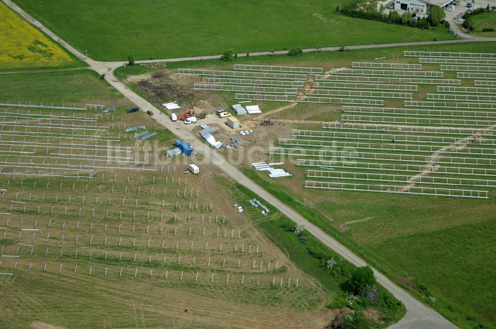 OEBISFELDE CALVOERDE aus der Vogelperspektive: Blick auf Solaranlagen- Montagearbeiten am nordwestlichen Stadtrand von Oebisfelde in Sachsen-Anhalt