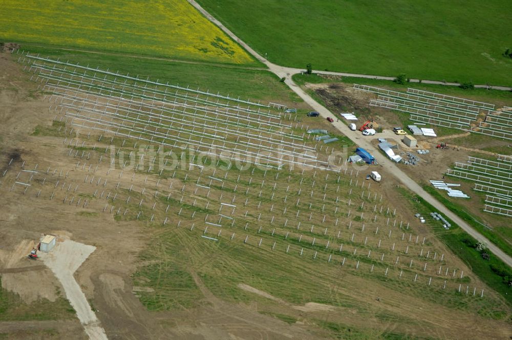 Luftbild OEBISFELDE CALVOERDE - Blick auf Solaranlagen- Montagearbeiten am nordwestlichen Stadtrand von Oebisfelde in Sachsen-Anhalt