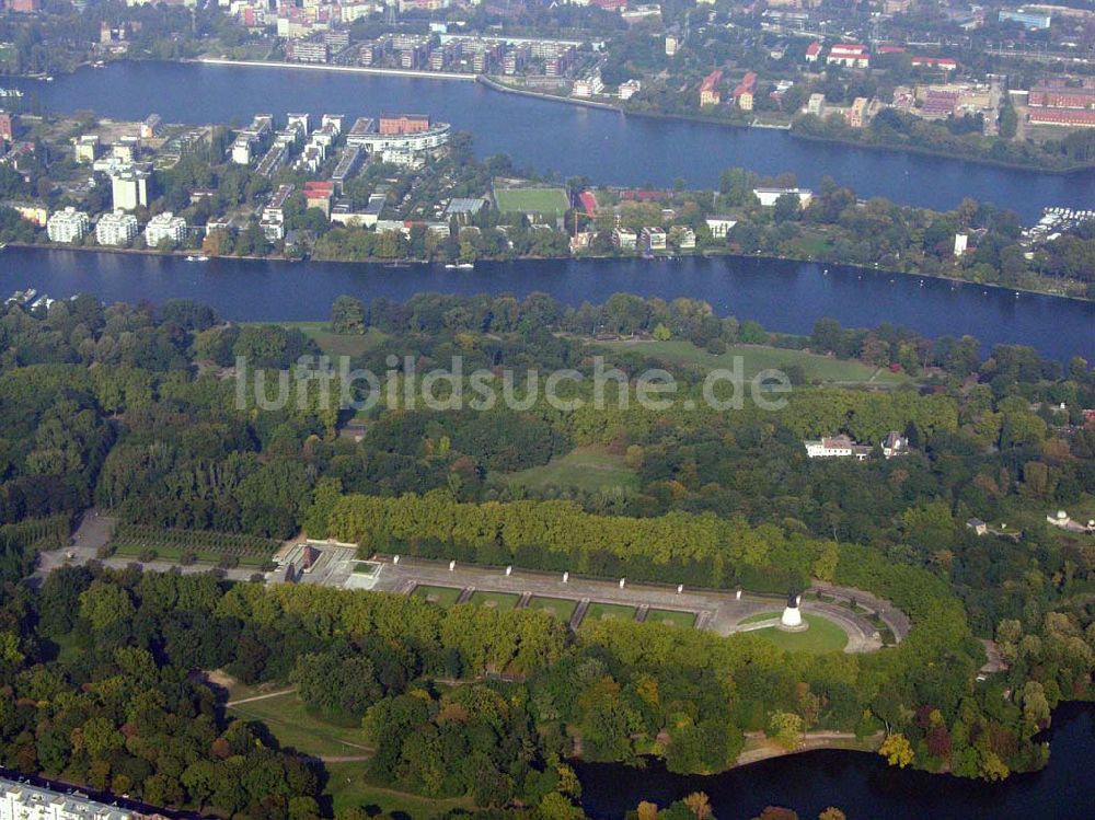 Luftaufnahme Berlin-Treptow - Blick auf das Sowjetische Ehrenmal im Treptower Park