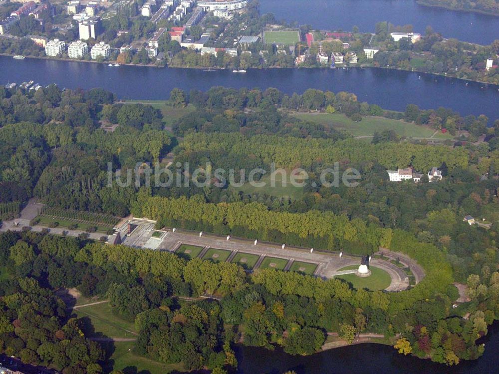 Berlin-Treptow von oben - Blick auf das Sowjetische Ehrenmal im Treptower Park