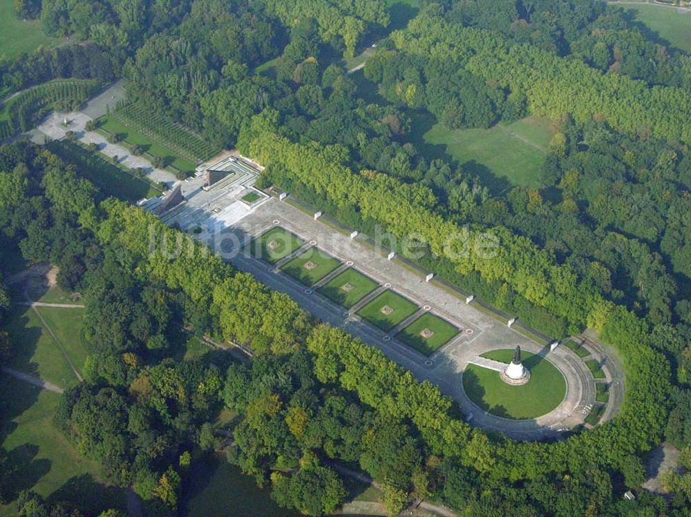 Berlin-Treptow aus der Vogelperspektive: Blick auf das Sowjetische Ehrenmal im Treptower Park