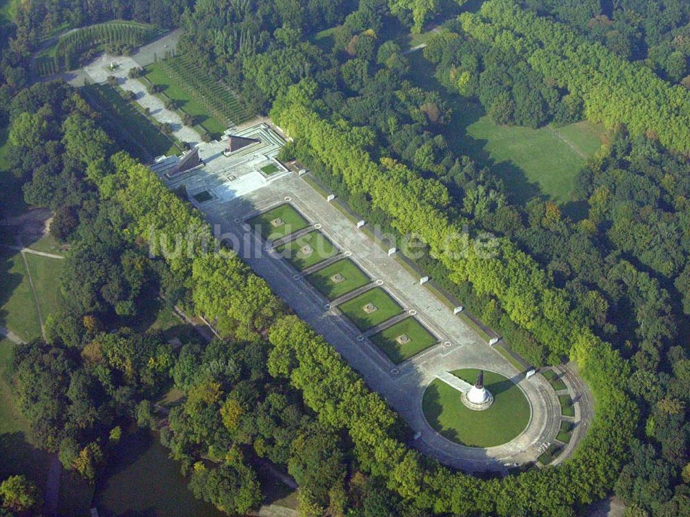 Luftbild Berlin-Treptow - Blick auf das Sowjetische Ehrenmal im Treptower Park